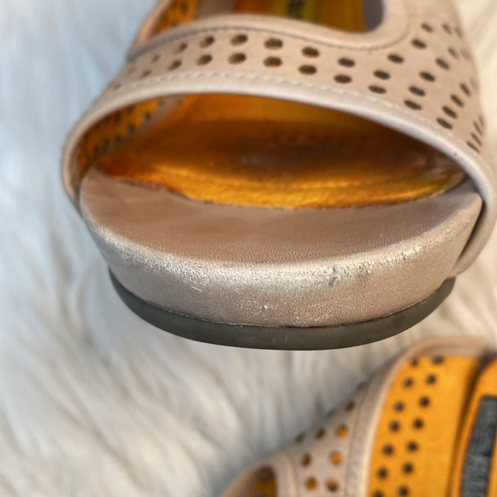 Tsubo Casius Leather Heels in Putty, Size 7 - Picture 16 of 17